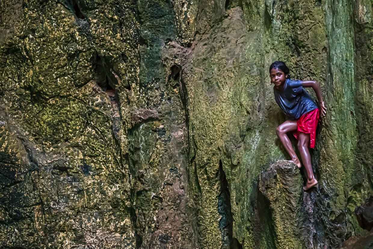A los niños de la isla de Panasia les encantan las rocas de una cueva como torre de buceo natural / © Foto: Georg Berg