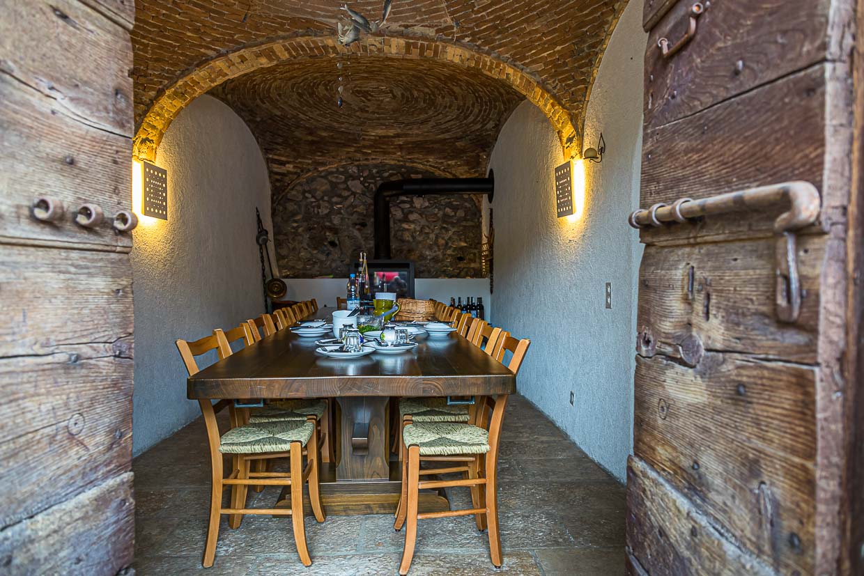 Cantina de Gabriela Monfredini en Melide. Los sótanos de la antigua bodega natural albergan ahora una cocina y un comedor con una larga mesa / © Foto: Georg Berg