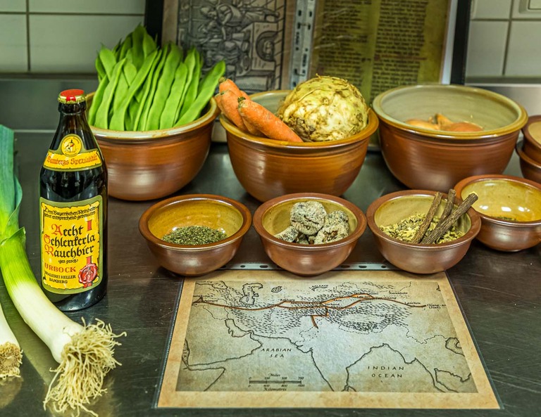 La cerveza ahumada está disponible todo el año. Incluso se puede cocinar con Rauchbier. La fábrica de cerveza Schlenkerla ofrece muchas fechas para ello. Lo nuevo en Schlenkerla es una comida medieval basada en antiguas recetas y con aromas de cerveza ahumada / © Foto: Georg Berg