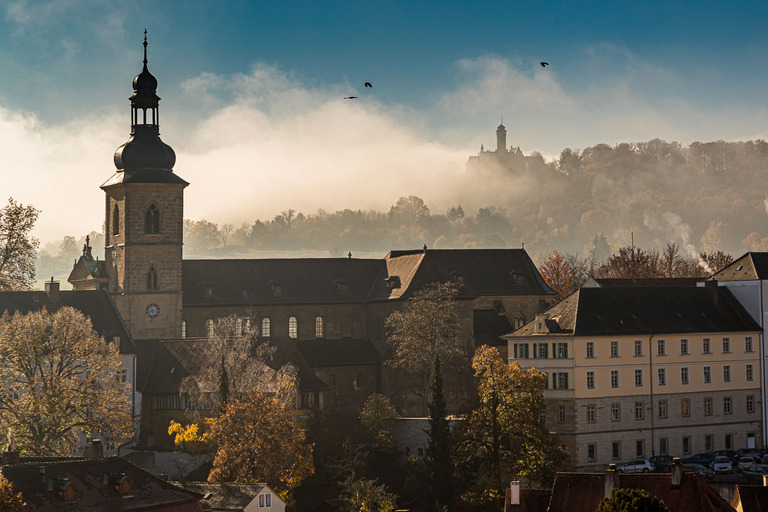 El castillo de Altenburg, con su característica torre, se alza sobre un cono de montaña al borde del Steigerwaldhöhe. El castillo fue residencia de los príncipes-obispos de Bamberg de 1305 a 1553 / © Foto: Georg Berg