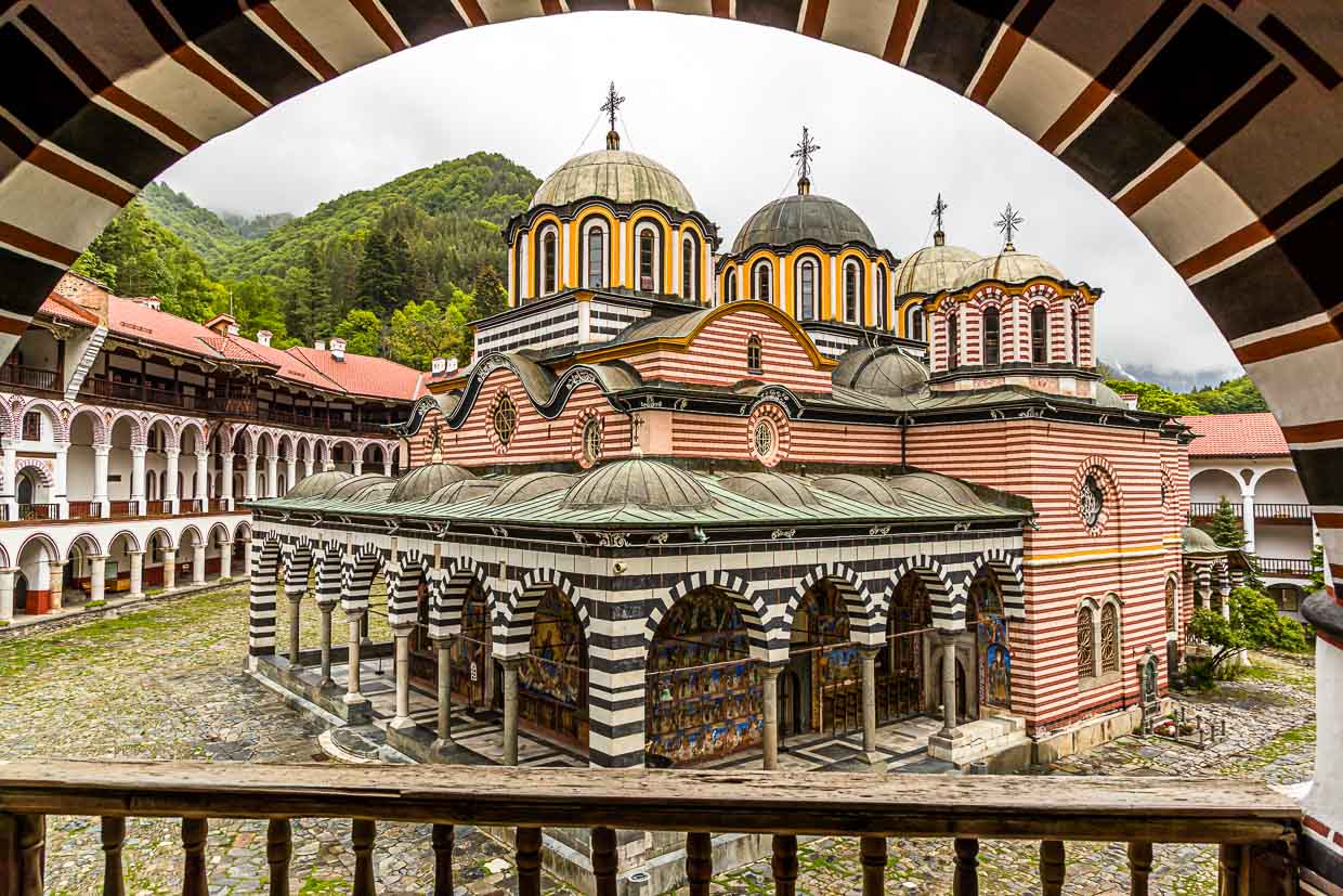 El Monasterio de San Iván de Rila, más conocido como Monasterio de Rila (en búlgaro: Рилски манастир, Rilski manastir), es el mayor y más conocido monasterio ortodoxo de Bulgaria y Patrimonio de la Humanidad de la UNESCO / © Fotografía: Georg Berg