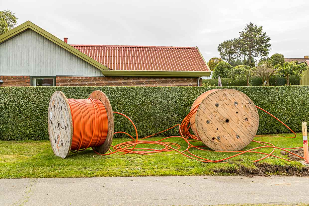 En Tullebölle hay más progreso del que sugiere su nombre. Cables de fibra óptica llegan a todas las casas de este tranquilo pueblo / © Foto: Georg Berg