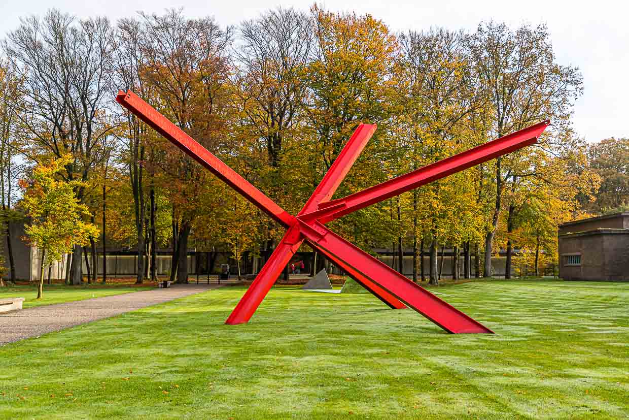 K-piece (1972) de Mark Di Suvero delante del Museo Kröller-Möller / © Foto: Georg Berg