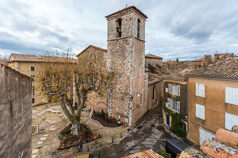Vista de la parte trasera de la iglesia de Saint-Pancrace, construida de 1489 a 1503 en estilo gótico provenzal con fachada renacentista en Aups, Francia / © Fotografía: Georg Berg