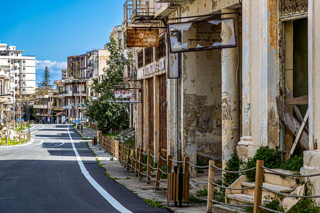 Las calles recién asfaltadas contrastan con las deterioradas fachadas de Varosha, en el norte de Chipre / © Foto: Georg Berg