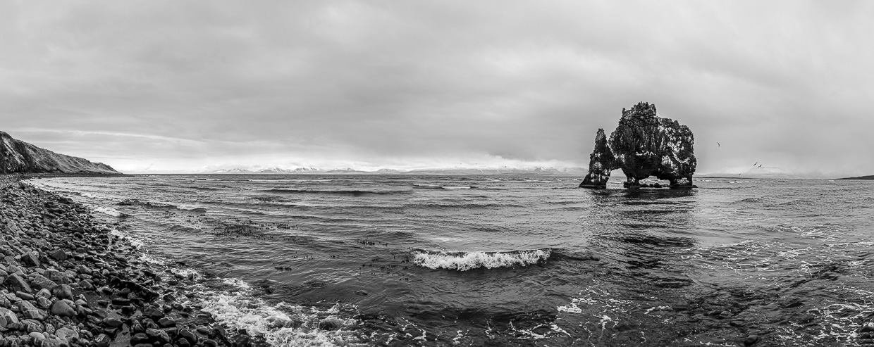 La roca llamada Hvítserkur Troll es visible desde una playa de arena negra. Esta isla de basalto de 15 metros de altura se asemeja a un dragón o a un rinoceronte.
/ © Fotografía: Georg Berg