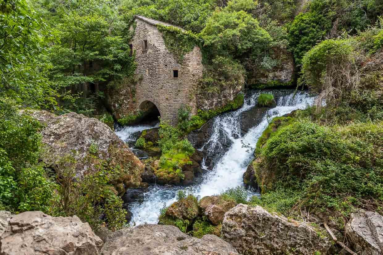 Les Moulins de la Foux, cerca de Navacelles, Francia. Según una carta fundacional, el origen de estos puentes se remonta a 1097 / © Foto: Georg Berg