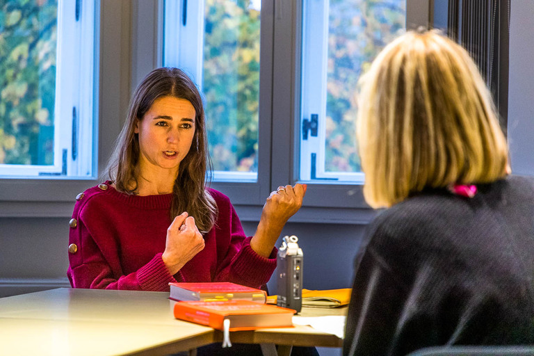Annabelle Hirsch, periodista de raíces germano-francesas, explica la génesis de su primer libro. Las cosas. Historia de las mujeres en 100 objetos / © Fotografía: Georg Berg