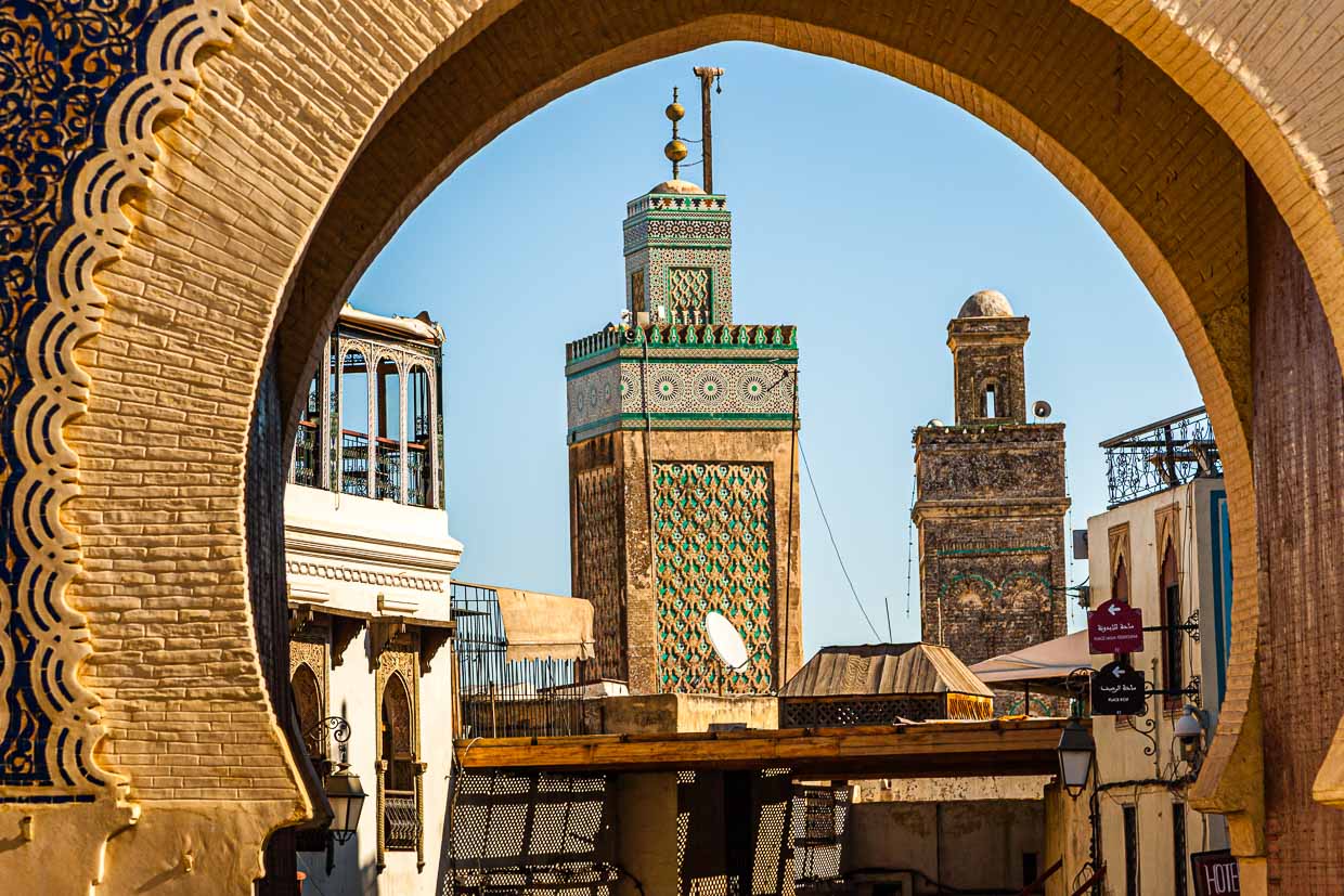 De las puertas de la ciudad de Fez, todas con la traducción árabe Bab en sus nombres, la Bab Boujeloud es el mejor punto de partida / © Foto: Georg Berg