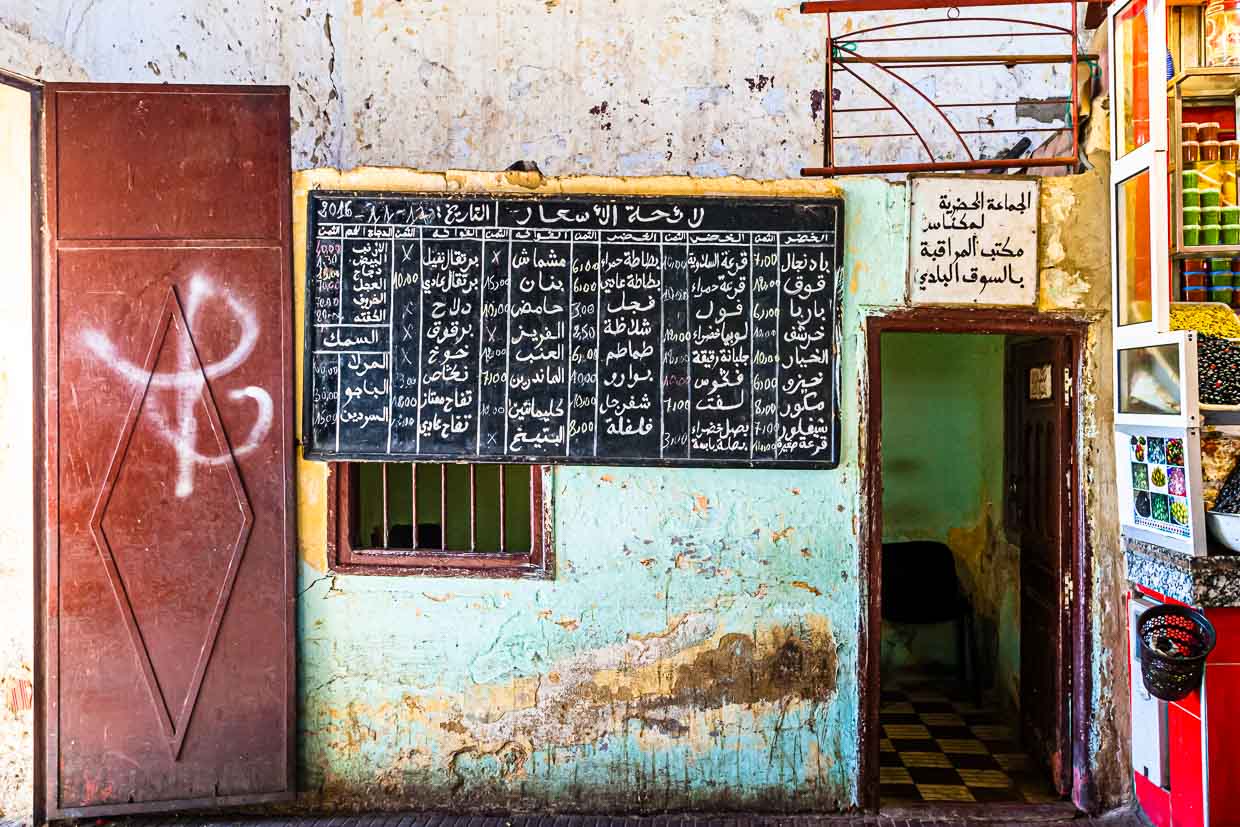 Lista de precios en un mercado de Marruecos / © Foto: Georg Berg