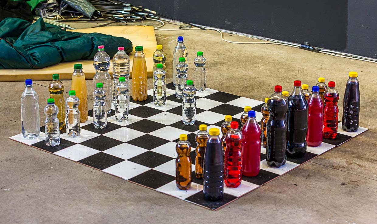 Partida de ajedrez improvisada en la carretera / © Foto: Georg Berg