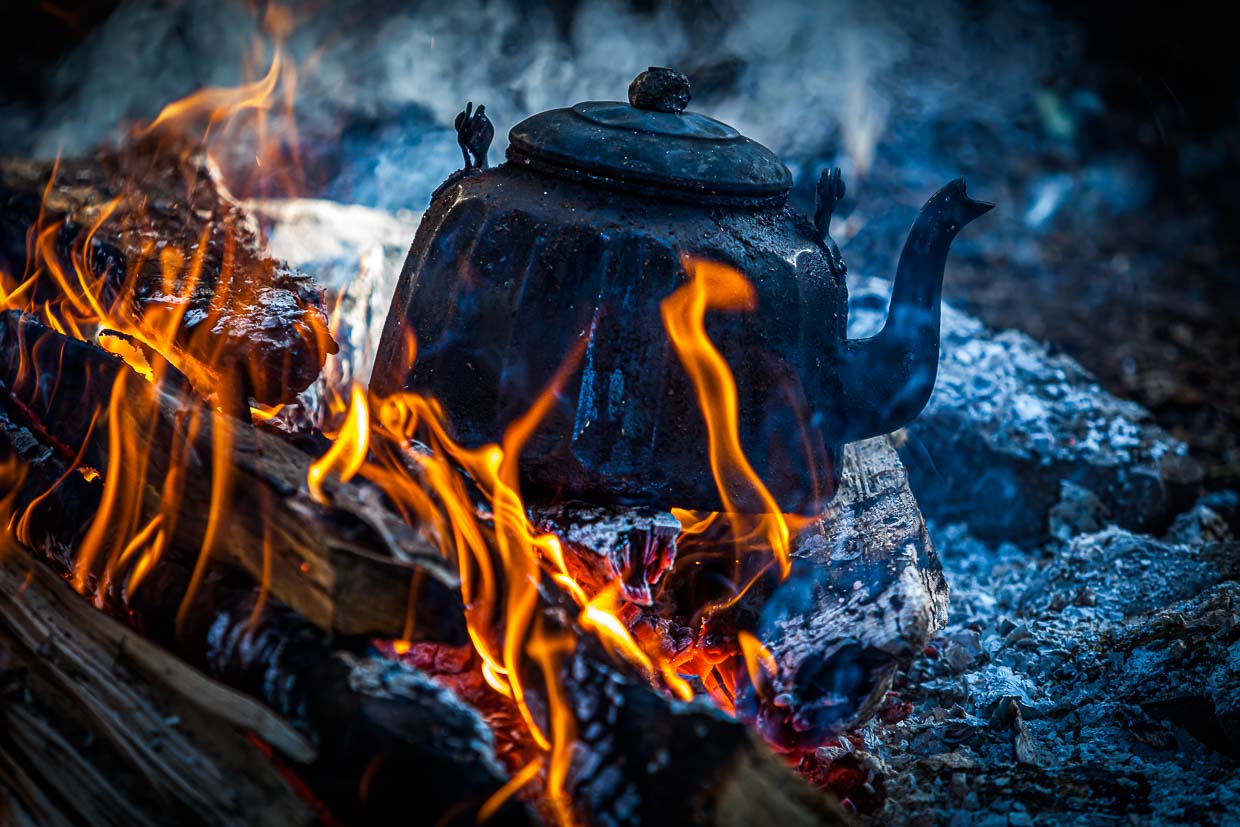 Tetera de hollín sobre un fuego de leña / © Foto: Georg Berg