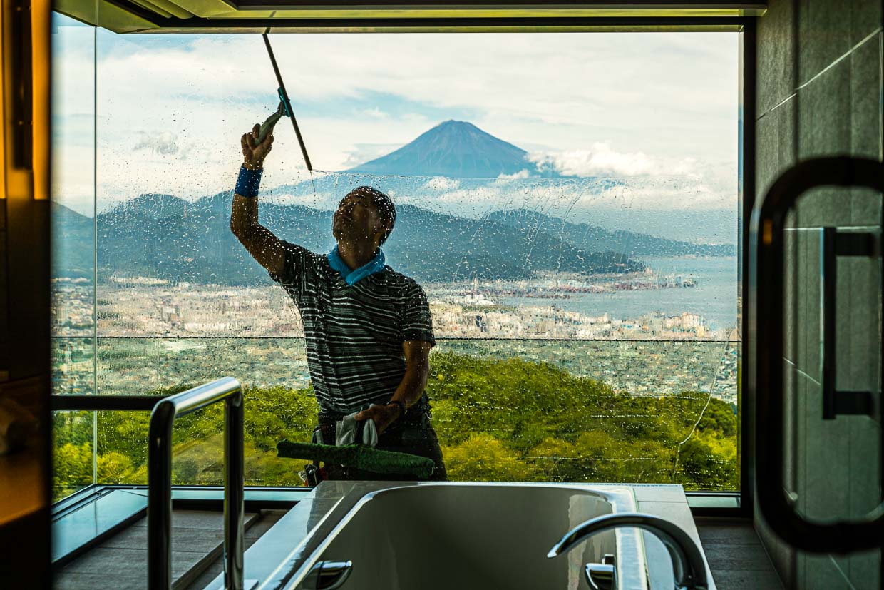 Después del tifón. Un limpiacristales expone el monte Fuji / © Foto: Georg Berg