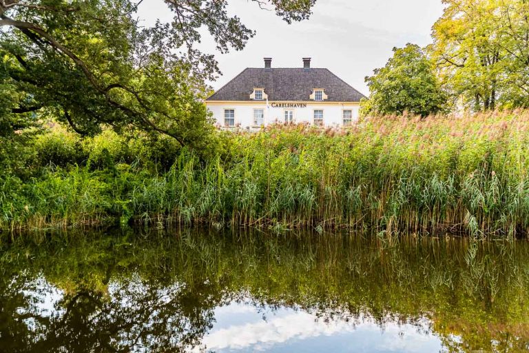 Vista del Hotel y Restaurante Carelshaven desde el camino perimetral / © Foto: Georg Berg