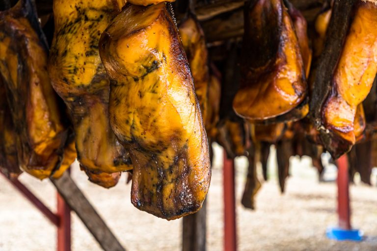 La carne de tiburón de Groenlandia no puede comerse sin una preparación especial. Contiene óxido de trimetilamina, que se descompone durante la digestión en trimetilamina, que puede ser peligrosa para la salud / © Foto: Georg Berg