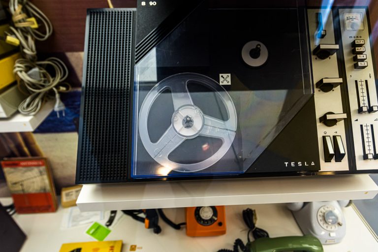 Regreso al futuro: La grabadora modelo Tesla en el Museo Utopía y Vida Cotidiana para la Cultura Cotidiana de la RDA en Eisenhüttenstadt, Brandemburgo / © Foto: Georg Berg
