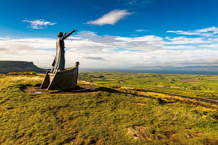 Aquí es donde se alza el dios del mar Manannan Mac Lir y, por supuesto, uno se detiene en un lugar así, por mucho viento que haga. Gortmore es un impresionante mirador situado en la carretera Bishop's Road, en Irlanda del Norte, y forma parte de la ruta costera de Causeway. En un día despejado se puede ver hasta Donegal y las islas de Islay y Jura, en la costa oeste de Escocia. ¡Qué suerte que el dios del mar nos haya puesto freno! / © Foto: Georg Berg