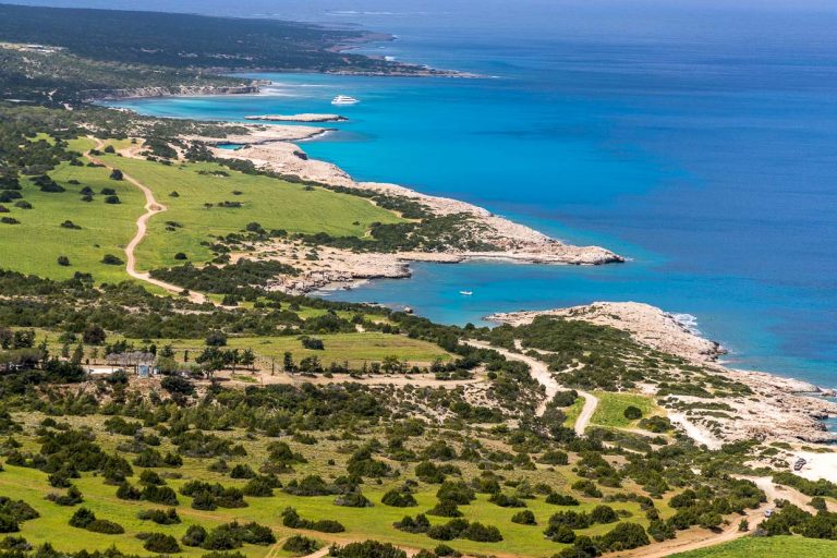 Vista de la costa desde el Sendero de Afrodita, cerca de Akamas. Los romanos utilizaban la bahía central hace 2.000 años para transportar madera / © Foto: Georg Berg