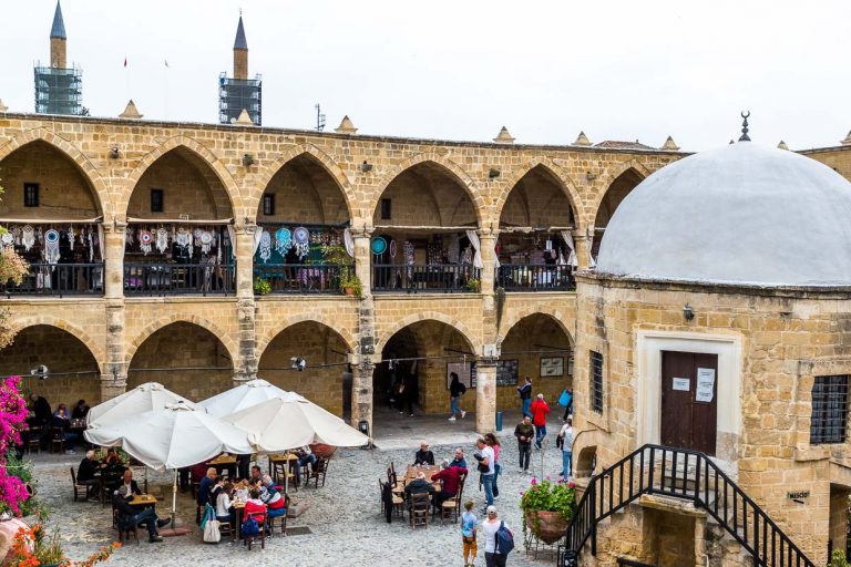 Patio interior Büyük Han, Gran Posada, el mayor caravasar de Chipre. Construido por orden del primer gobernante de los otomanos en Chipre, Muzaffer Pachá, en 1572. En el patio hay una pequeña mezquita con techo abovedado y una fuente para las abluciones antes de la oración. El edificio está considerado uno de los más bellos de Chipre y se alza en la parte norte chipriota de la dividida ciudad de Nicosia / © Foto: Georg Berg