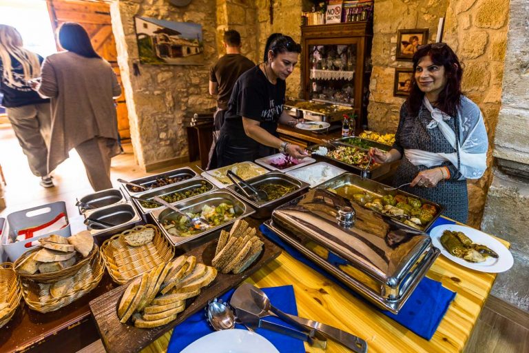 En el restaurante y hotel boutique Hanna Koumi, los huéspedes aprecian la comida tradicional elaborada con productos locales por la chef y anfitriona Angeliki.
/ © Foto: Georg Berg