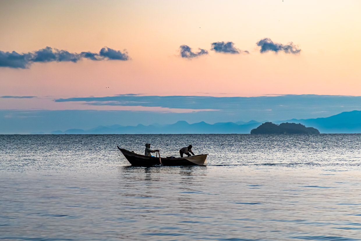 Pescadores en el lago Malawi. Este lago interior es el tercero más grande de África y posee la mayor biodiversidad de peces de agua dulce del mundo / © Foto: Georg Berg