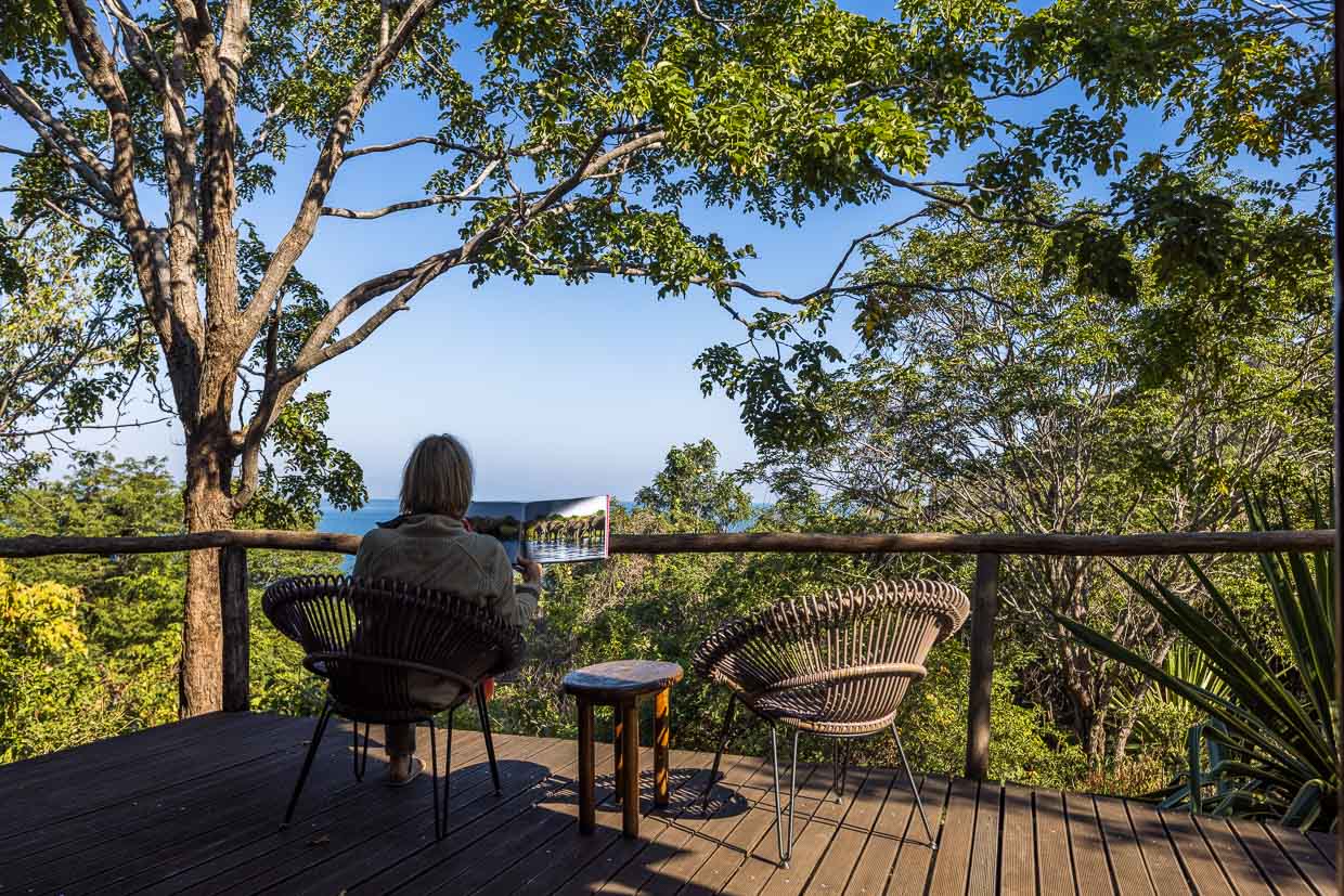 Terraza con vistas al lago Malaui, villa de huéspedes del Pumulani Lodge, Robin Pope Safaris, a orillas del lago Malaui, Cabo Maclear, en el Parque Nacional del Lago Malaui / © Fotografía: Georg Berg