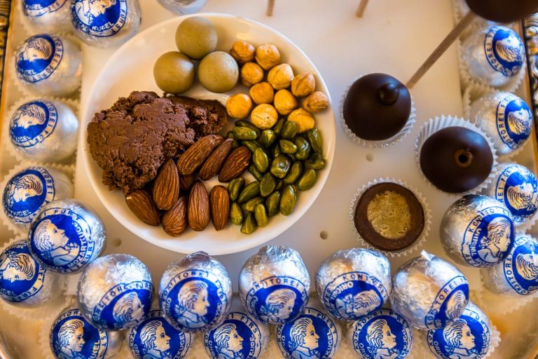 Ingredientes del Salzberger Mozartkugel original. En 1890, el pastelero Paul Fürst inventó la bola redonda de chocolate y le puso el nombre del hijo más famoso de la ciudad de Salzburgo, Wolfgang Amadeus Mozart / © Foto: Georg Berg.