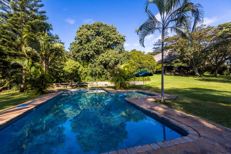 Piscina y jardín del Kumbali Country Lodge, cerca de Lilongwe / © Foto: Georg Berg
