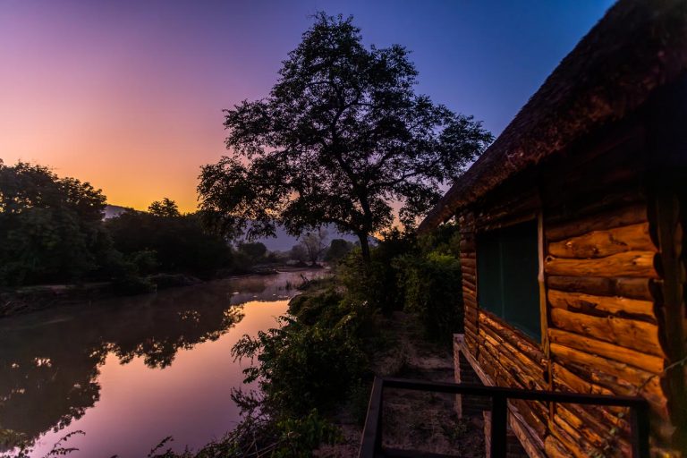 Experiencia en la naturaleza Kutchire Lodge en el Parque Nacional de Liwonde. Ambiente nocturno en un chalé a orillas del río Likwenu. Los cocodrilos y los hipopótamos son especialmente activos por la noche / © Foto: Georg Berg