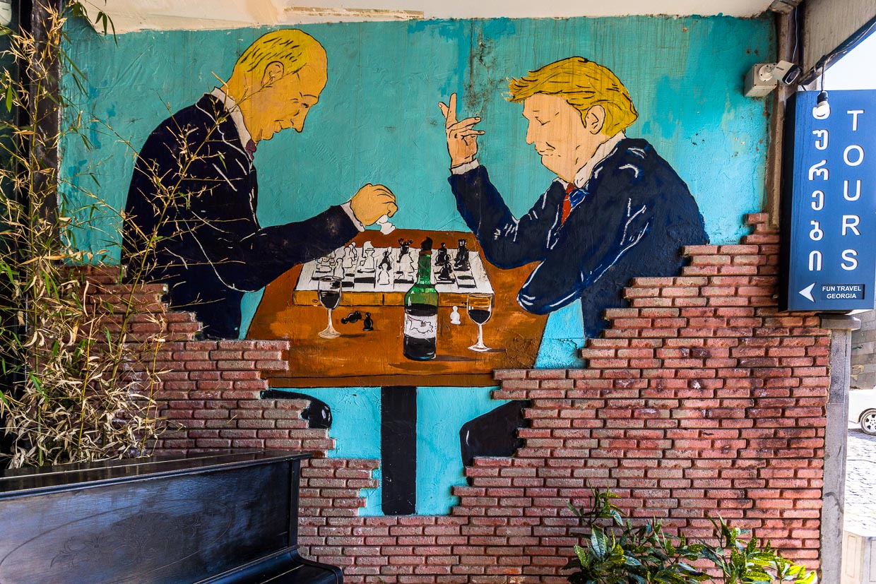 Arte callejero en Tiflis, Georgia. Donald Trump y Vladimir Putin juegan al ajedrez mientras beben vino georgiano / © Foto: Georg Berg