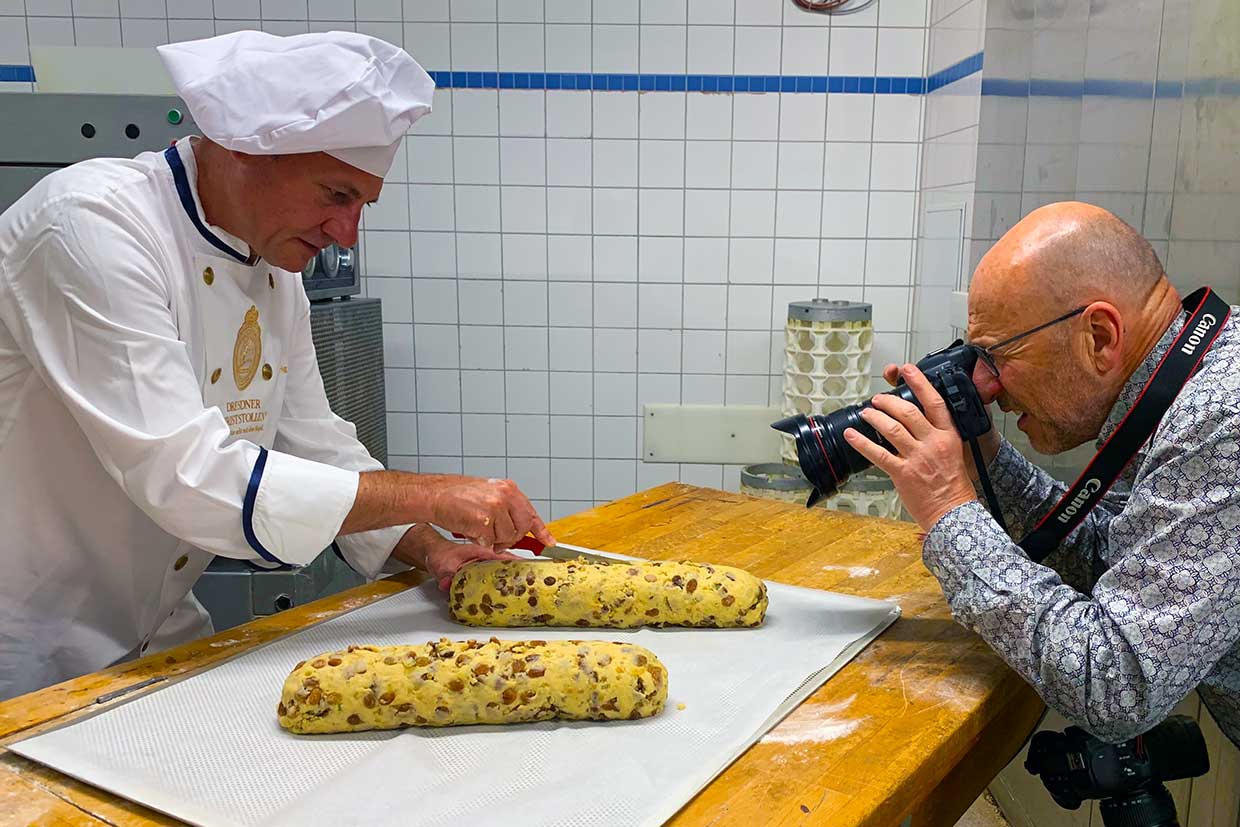 Cómo se hornea el Stollen. Georg Berg fotografía al maestro panadero Tino Gierig, de la Dresdner Backhaus, horneando un original Stollen navideño de Dresde / © Foto: Angela Berg