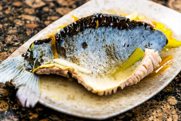 La carpa azul es una receta tradicional de Navidad. El color azul se debe a la capa mucosa de la piel del pescado, que adquiere un color azul pálido al cocinarse / © Foto: Georg Berg