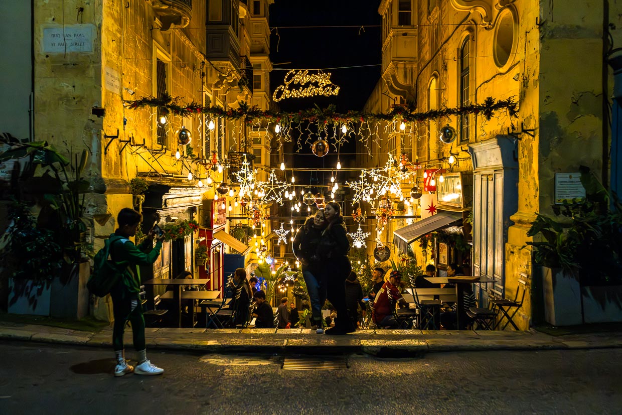 Calle decorada con motivos navideños en el casco antiguo de La Valeta, Malta / © Foto: Georg Berg