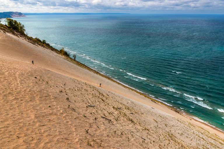 Acantilado de Sleeping Bear National Lakeshore y vista del lago Michigan. Las dunas cubren una superficie de 6,5 kilómetros cuadrados / © Foto: Georg Berg