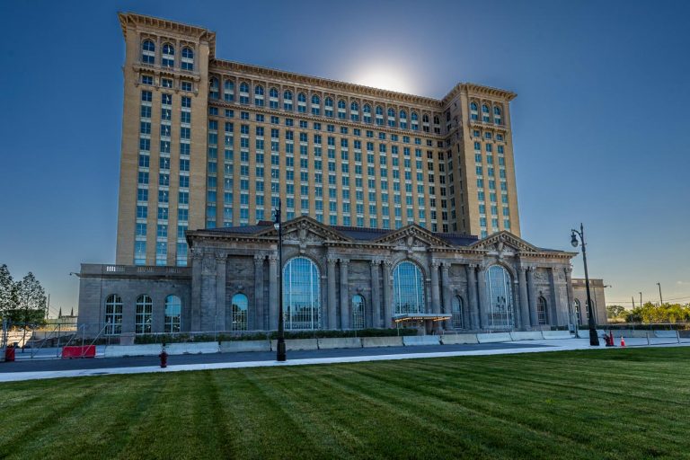 La renovada estación Michigan Central lucirá su antiguo esplendor a finales de 2023. El edificio tiene una historia accidentada. Las décadas de decadencia comenzaron en los años setenta. En los años posteriores a 1988, el edificio cambió de manos varias veces, una de ellas por menos de 80.000 dólares. El edificio de la estación se convirtió en un patio de recreo para vándalos, vagabundos, fumigadores y yonquis. A partir de 2024, Ford Motor Company lo utilizará como campus de investigación sobre movilidad / © Foto: Georg Berg