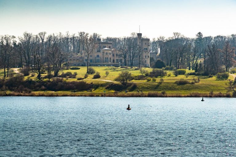 Palacios mire donde mire. Hay 12 palacios y muchos jardines en el Parque de Sanssouci, que juntos forman el paisaje cultural de Potsdam y son el mayor Patrimonio de la Humanidad de la UNESCO en Alemania. Aquí el Palacio Babelsberg, a orillas del Havel, de estilo neogótico, construido en 1833 / © Foto: Georg Berg