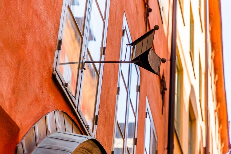 Espejo de cotilleo del siglo XVIII, cuando las mujeres sólo podían salir a la calle acompañadas y podían utilizar el espejo para hablar con sus vecinas sin salir de casa / © Foto: Georg Berg