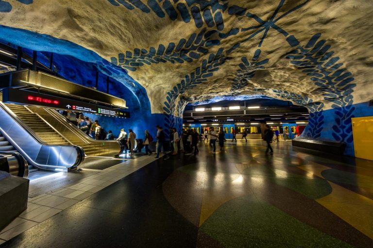 Arte subterráneo en Estocolmo La estación de metro T-Centralen, situada en la Estación Central de Estocolmo y centro neurálgico de la red de metro, fue diseñada por el artista Per Olof Ultvedt en colores azules y con motivos sencillos como flores estilizadas y frondosas enredaderas. Las formas y colores pretenden tranquilizar a los pasajeros. Una de un total de 38 estaciones gruta / © Foto: Georg Berg
