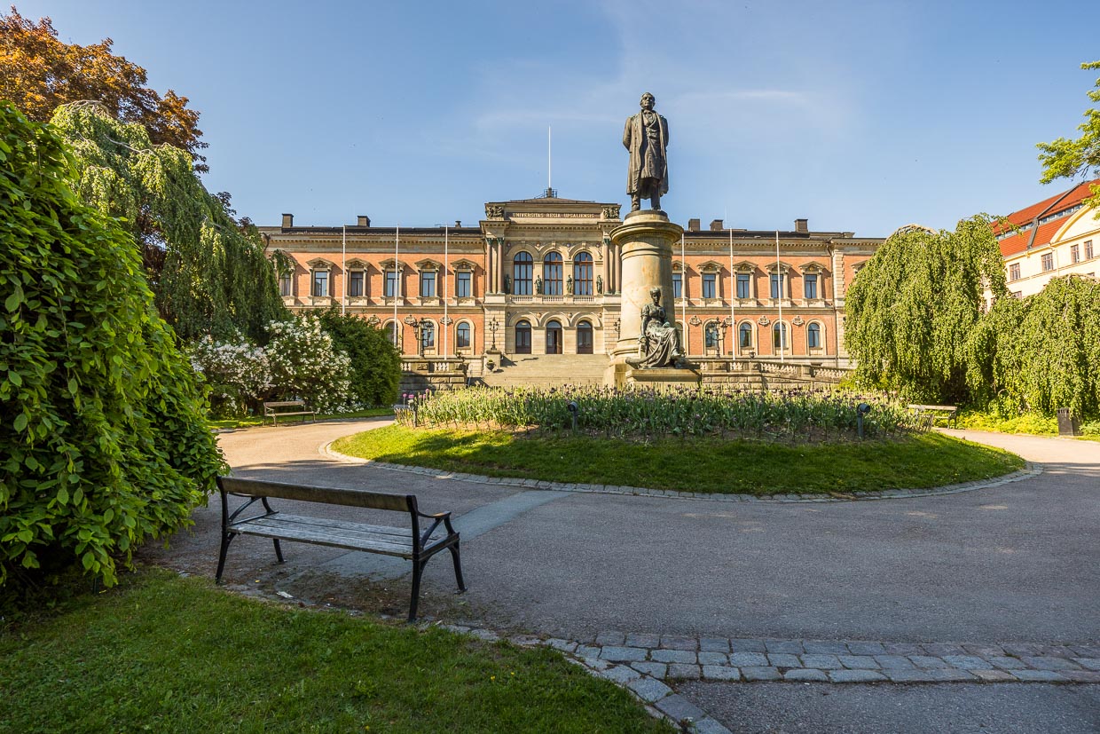 Frente al edificio principal de la Universidad de Uppsala se alza el monumento al poeta e historiador Erik Gustaf Geijer (1783-1847), esculpido por John Börjesson en 1888 / © Fotografía: Georg Berg