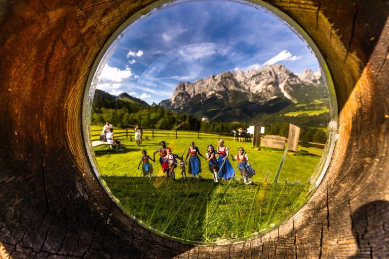 La ilusión perfecta para los fans de "Sonrisas y lágrimas". La vista del castillo de Hohenwerfen a través del Gucklock es tan real como la de los demás visitantes al final del Sendero de Sonrisas y Lágrimas. Sólo Julie Andrews bailando con los niños Trapp queda estampada en el decorado / © Foto: Georg Berg