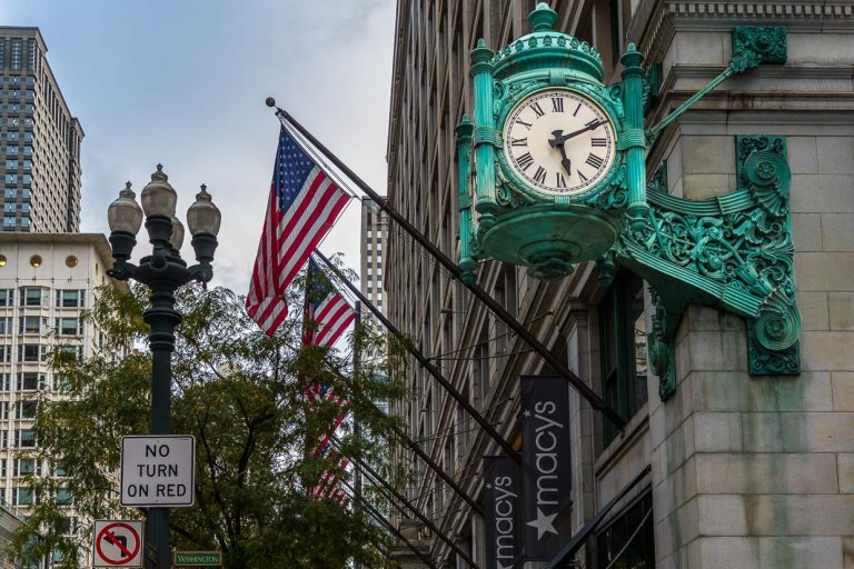 Icónico reloj del edificio Marshall Field (ahora sede de Macy's) en State Street, en el barrio Loop de Chicago, Illinois, EE.UU. Desde 1897, el reloj de uno de los primeros grandes almacenes de Chicago ha sido punto de encuentro de generaciones: "Quedemos bajo el reloj del Marshall Field" / © Foto: Georg Berg