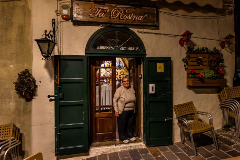 Rosina Tabone delante de su restaurante Ta' Rosina en el pueblo de Sannat en Gozo / © Foto: Georg Berg