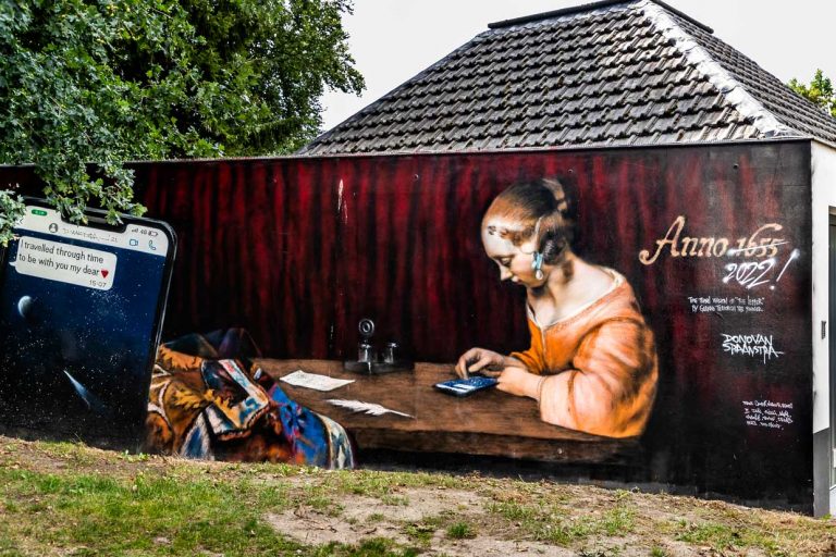 Mural "Viaje en el tiempo - Anno 1655 - 2022" de Donovan Spaanstra según el modelo del escritor de cartas de Gerard ter Borch el Joven en Zwolle, Países Bajos / © Fotografía: Georg Berg