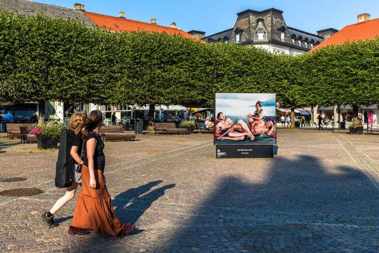 Landskrona Photo Festival 2024 con obras de Leonard Suryajaya (Parting Gift). Cada dos años, en septiembre, la fotografía pasa a formar parte del entorno urbano: parques, plazas, jardines, museos y espacios expositivos de la ciudad se convierten en escenario de artistas fotográficos consagrados y de artistas emergentes / © Foto: Georg Berg