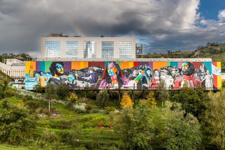"La historia de San Marino". Sólo un camino de tierra conduce al mural del artista brasileño Eduardo Kobra. Sin embargo, la fachada en una zona industrial se considera arte callejero / © Foto: Georg Berg