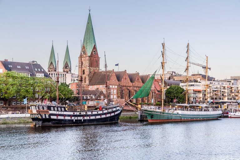 La Schlachte es la milla marítima de Bremen a orillas del Weser. Los visitantes encontrarán cafés, restaurantes y bares en los antiguos almacenes. Barcos de excursión y barcos-restaurante bordean el muro del muelle / © Foto: Georg Berg