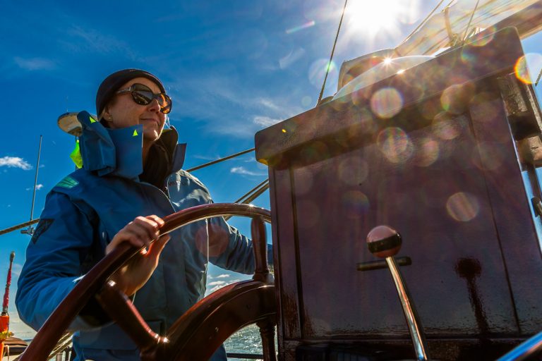 La capitana Jane Bothe dirige el Weisse Düne, un barco holandés de fondo plano, a través del Achterwasser, la laguna del río Peene, que desemboca en el mar Báltico. El barco sale varias veces a la semana de Neppermin, Wolgast o Karlshagen para recorrer el Achterwasser / © Foto: Georg Berg