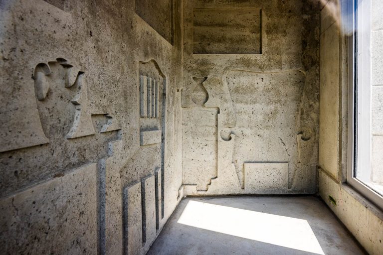 El monumento a la arianización de la Weserpromenade de Bremen conmemora desde 2023 la expropiación y el robo sistemáticos de judíos durante la época nacionalsocialista. Diseño de Evin Oettingshausen. El monumento se encuentra en el lugar donde los barcos traían a Bremen los muebles y objetos saqueados de los países ocupados de Europa Occidental / © Foto: Georg Berg