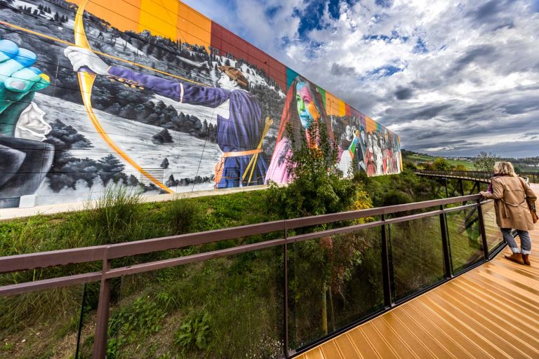 Una pasarela especialmente construida, diseñada por el ingeniero Mirko Paloni, ofrece a los visitantes una visión óptima del mural / © Foto: Georg Berg