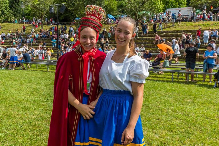 La Reina Pastora 2024, Jana Deufel, con su hermana mayor, Nele, que ya es esquiladora titulada y representa a Alemania en competiciones internacionales / © Foto: Georg Berg
